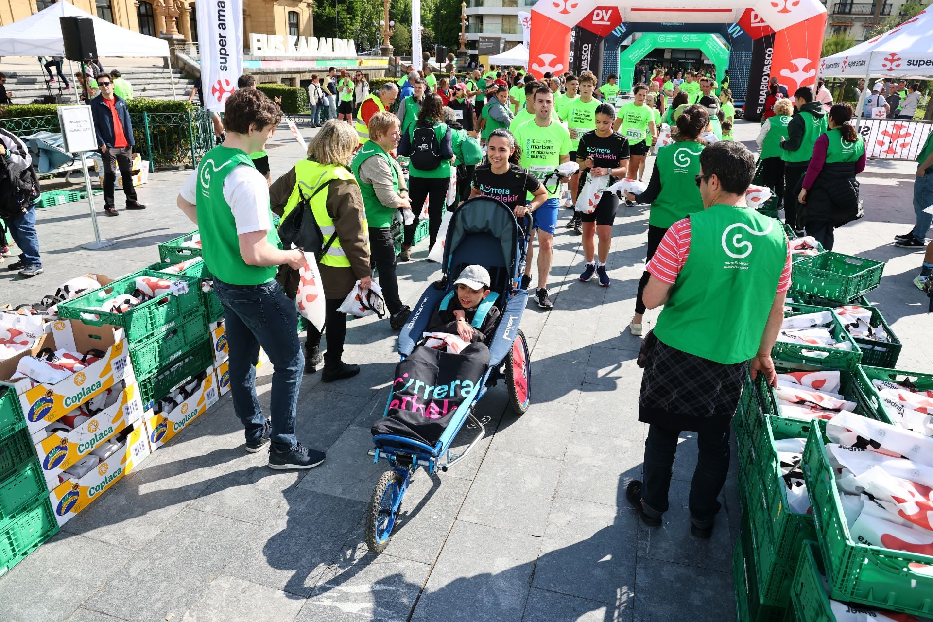 Una marea verde en Donostia contra el cáncer