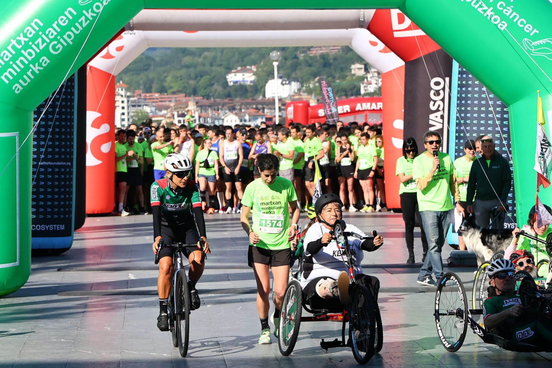 Una marea verde en Donostia contra el cáncer