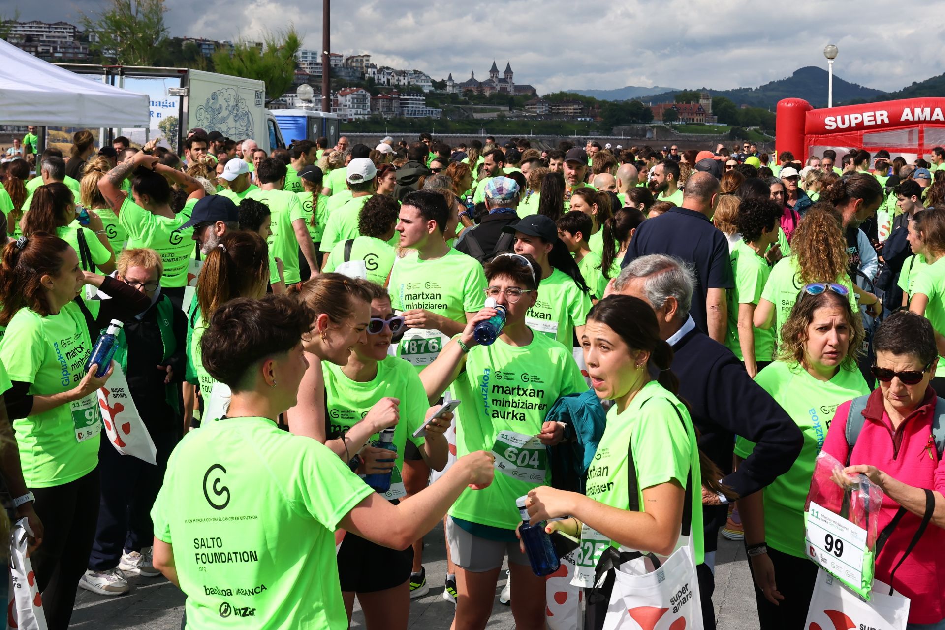Una marea verde en Donostia contra el cáncer