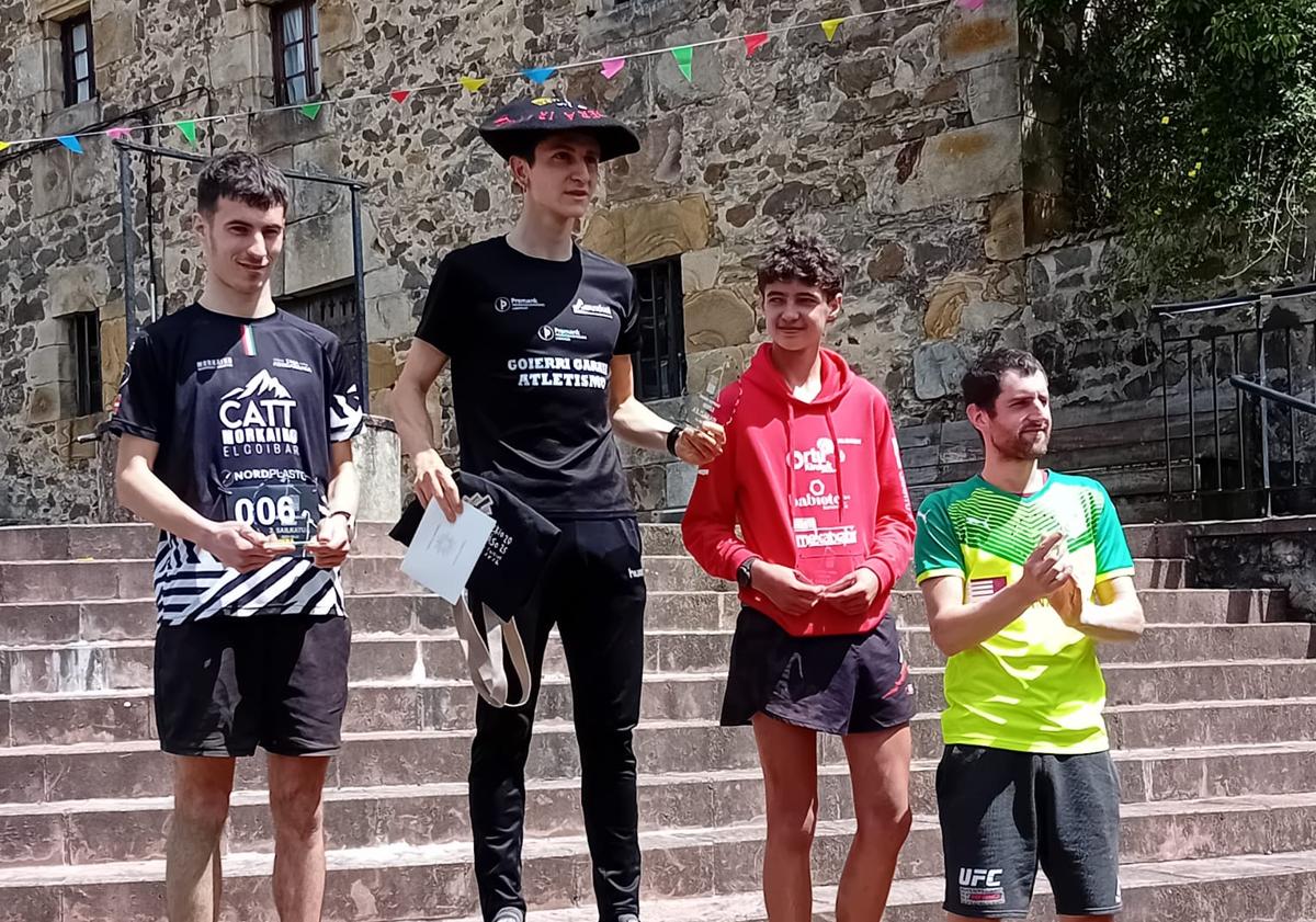 Imagen principal - Aner Arocena, Martin Egizabal eta Unax Agirre ondoan dituela.