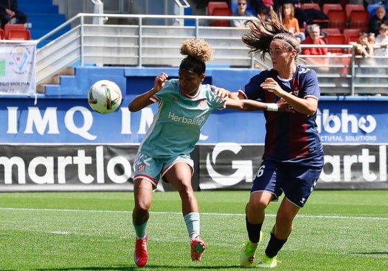 Carmen Álvarez en una disputa por la posesión del balón ante Luany.