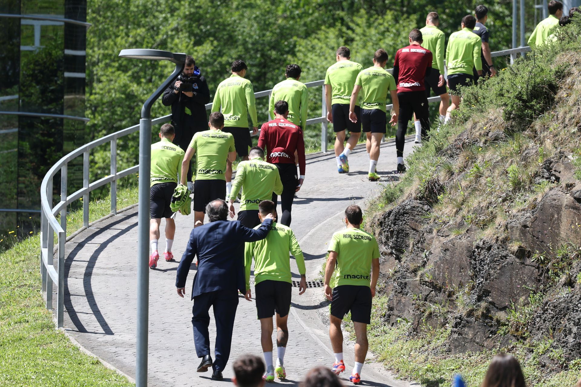 La visita de Aperribay a la plantilla de la Real en Zubieta