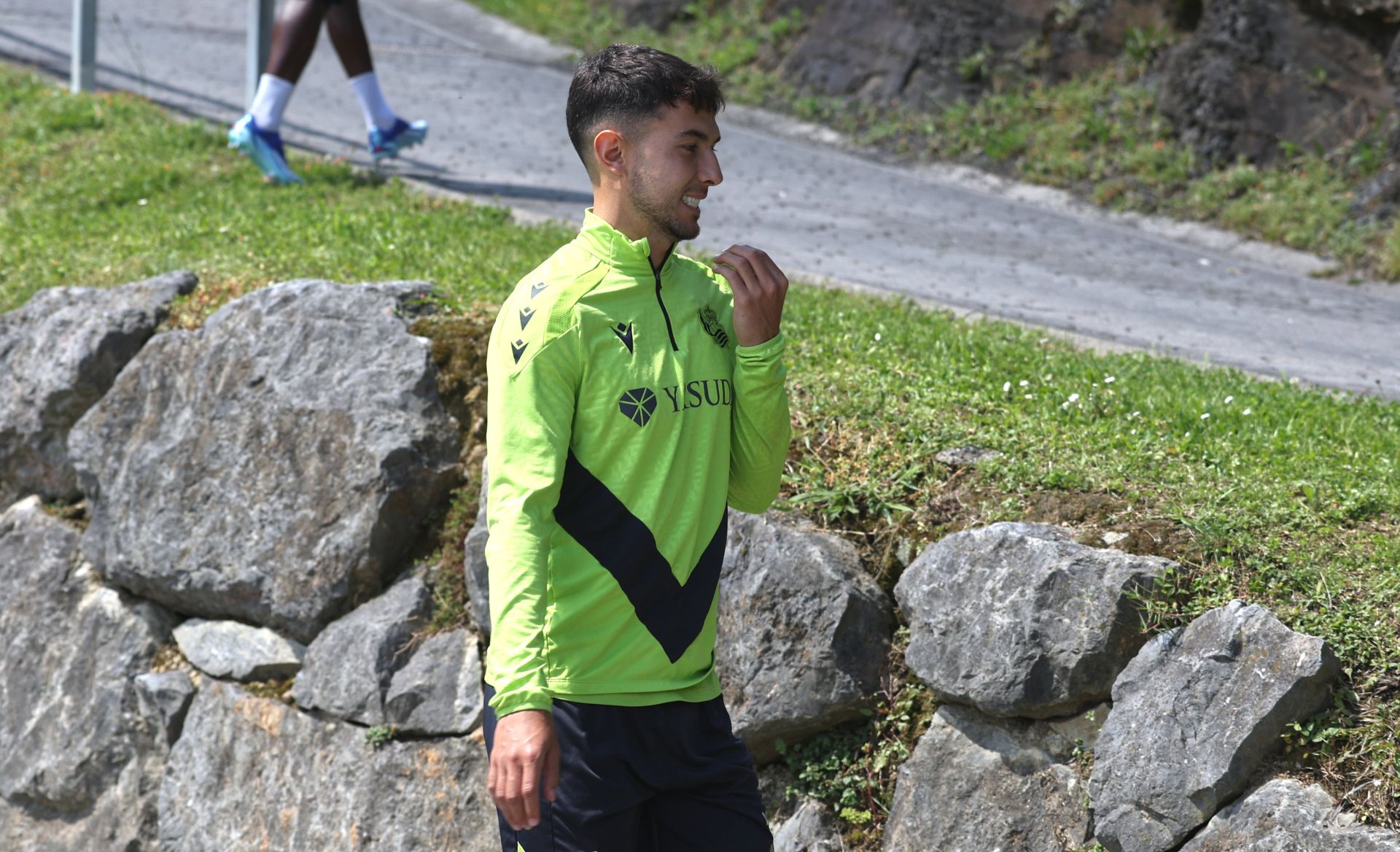 La visita de Aperribay a la plantilla de la Real en Zubieta