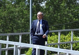 La visita de Aperribay a la plantilla de la Real en Zubieta