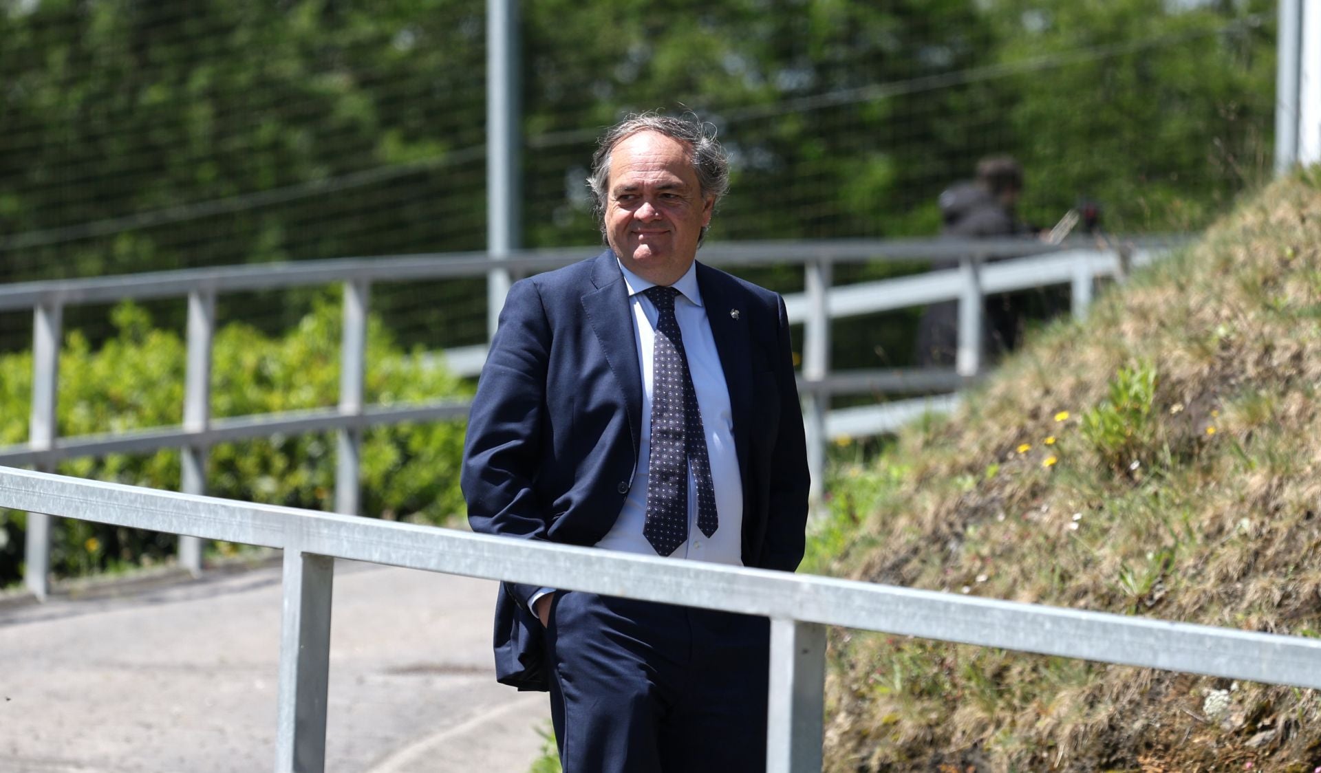 La visita de Aperribay a la plantilla de la Real en Zubieta