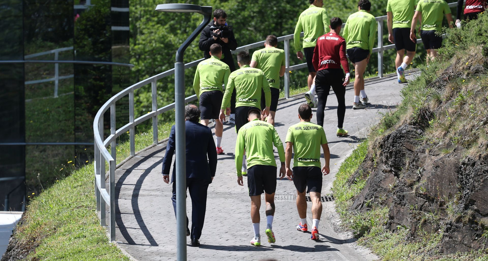 La visita de Aperribay a la plantilla de la Real en Zubieta