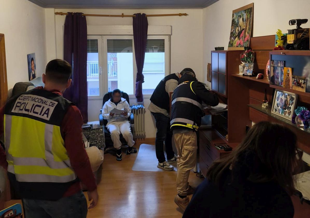 Registro de una de las viviendas durante la operación policial.