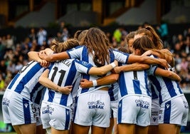 La piña de las jugadoras de la Real antes de comenzar el duelo.
