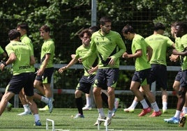 Arsen Zakharyan, la gran novedad en el entrenamiento de ayer, se entrena en Zubieta con sus compañeros.