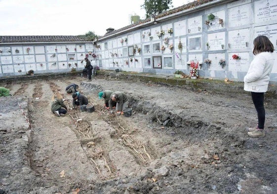 Trabajos de exhumación en el cementerio de Orduña.