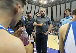Mikel Odriozola da instrucciones a sus jugadores en el último partido ante el Ourense en el Amenabar Arena.