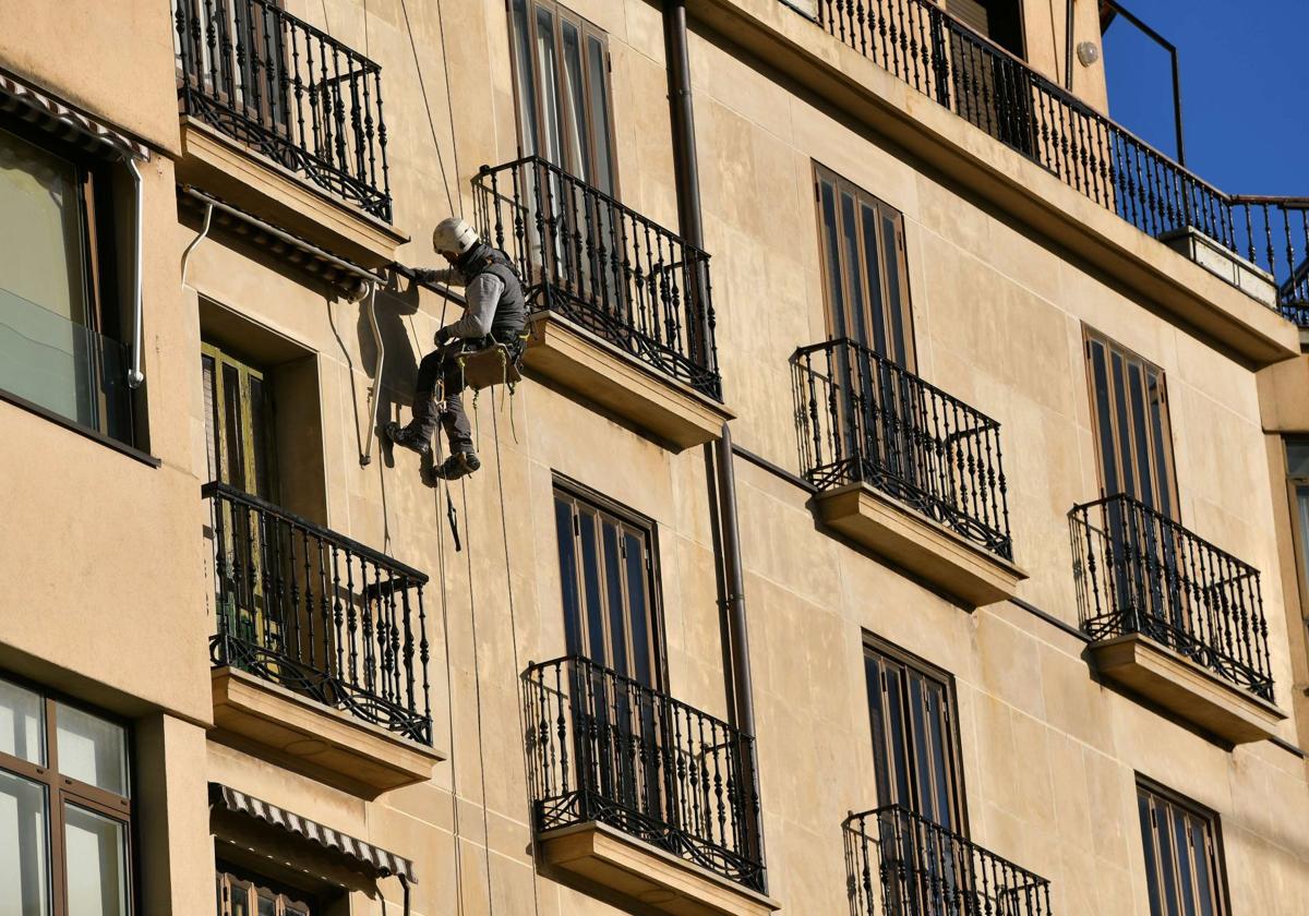 El absentismo laboral cae con fuerza en Euskadi pero sigue entre los más altos del Estado