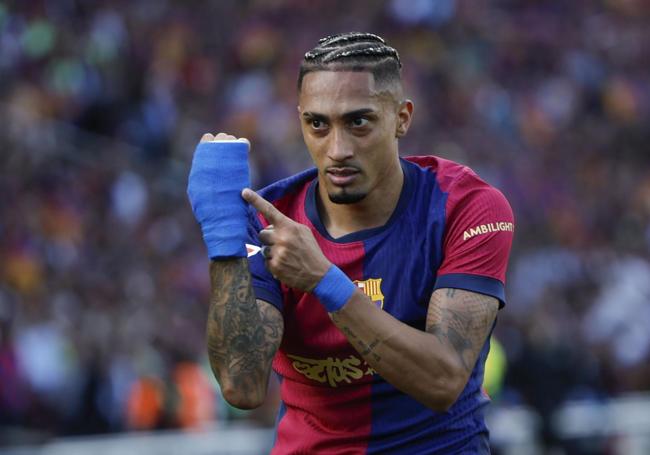 Raphinha muestra su muñequera tras marcar uno de sus dos goles al Madrid
