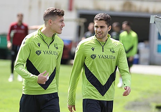 Sucic dialoga con Zakharyan antes del entrenamiento de este viernes