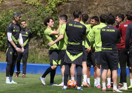 Odriozola abraza a Zubeldia tras hacer el azkoitiarra el pasillo en Zubieta este lunes