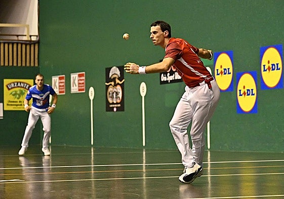 Altuna III y Laso, en la semifinal del Cuatro y Medio que jugaron en el Astelena en noviembre.