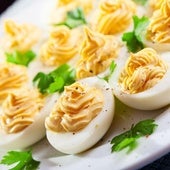 Cambia la mayonesa por este ingrediente para unos huevos rellenos con cuatro veces menos grasa