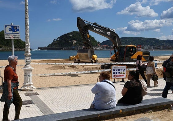 Una retroexcavadora trabajando el lunes en la playa de Ondarreta.