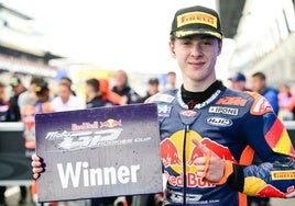 El andoaindarra Beñat Fernández con el cartel de ganador de la carrera del domingo de la Red Bull Rookies Cup en Le Mans.