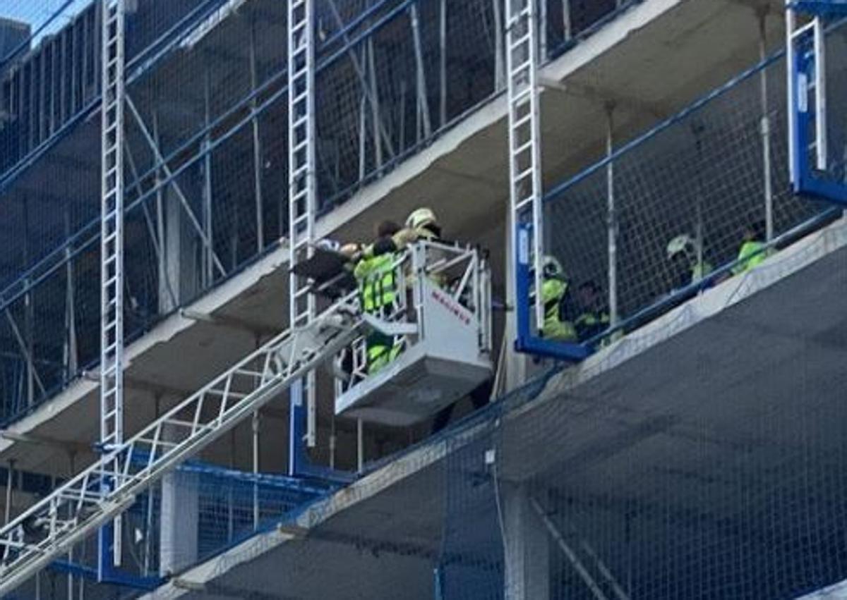 Imagen secundaria 1 - Herido un operario tras caer de una altura de cuatro metros en un edificio en construcción en Donostia