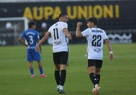 Obi y Dani Garrido celebran un gol ante el Amorebieta.