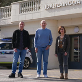 Haritz Alberdi, alcalde de Getaria, Iñaki Ostolaza (Zumaia) y Nagore Alkorta (Azpeitia) este miércoles frente a la sede de la policía local de Zumaia.