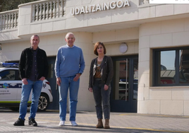 Haritz Alberdi, alcalde de Getaria, Iñaki Ostolaza (Zumaia) y Nagore Alkorta (Azpeitia) frente a la sede de la policía local de Zumaia.