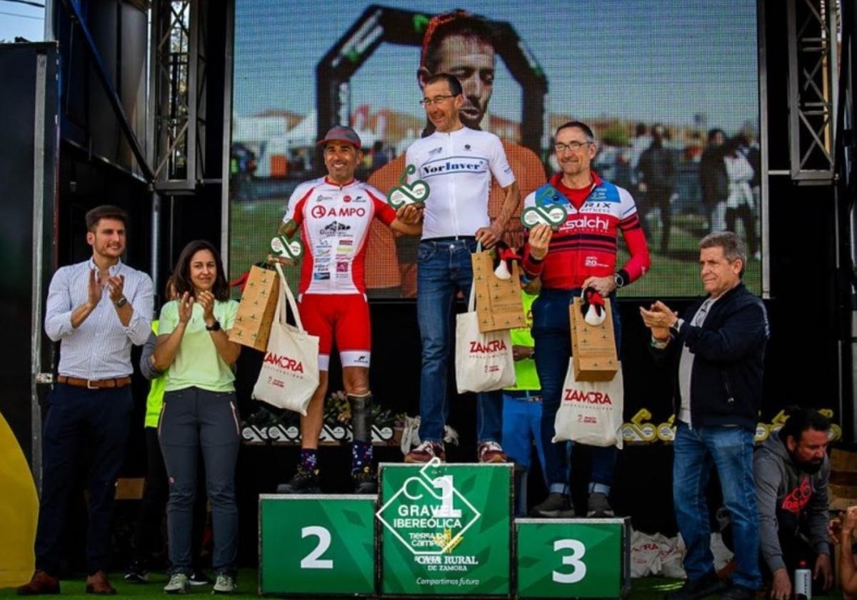 Prieto, a la izquierda, celebra el segundo puesto en Máster 50.