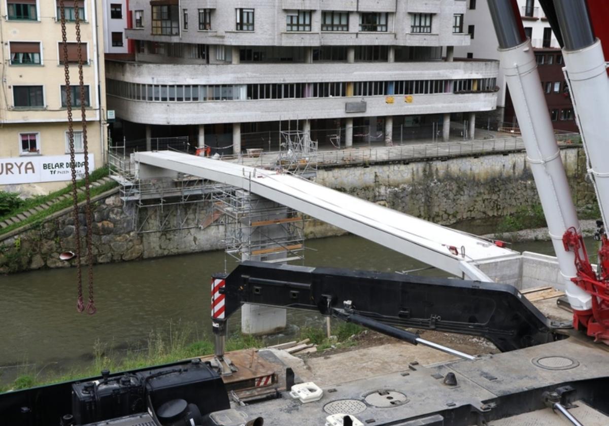 Vista de las pasarelas sobre el río Deba, tras su colocación.