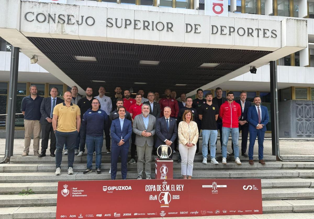 Representantes de los equipos participantes y de instituciones, tras el sorteo celebrado en Madrid.