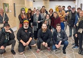 Maddalen lokal berrian zabaldu berri den 'Artea eta euskara' erakusketan parte hartu duten artistak eta inaugurazioko gonbidatuak.