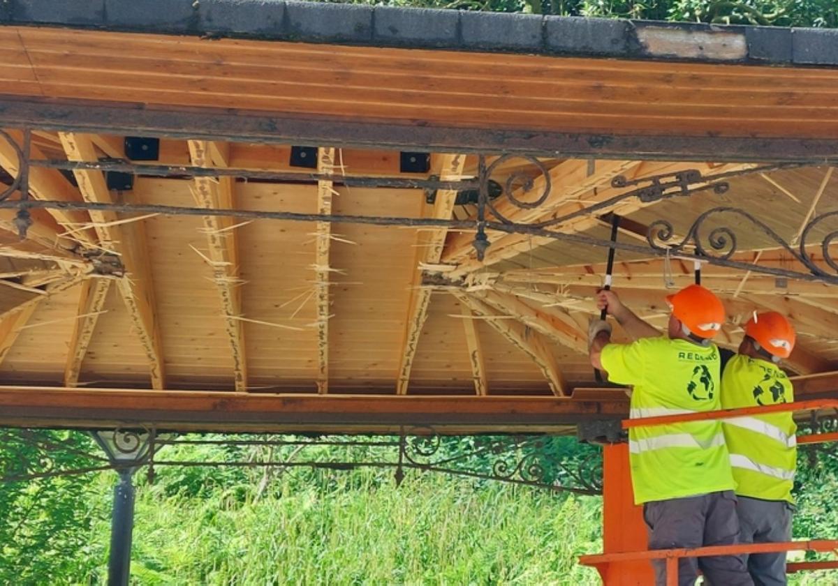 Operarios llevando a cabo ayer las labores de desmontaje del kiosco de Pasai San Pedro.