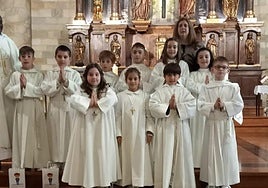 Los diez niños de primera comunión con el párroco Peter Chiopsa y la catequista Elena Gallardo.