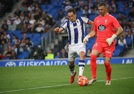 Mikel Oyarzabal trata de superar a Guaita en una acción del partido.