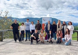 Representantes del sector de la sidra e institucionales que participaron en la visita de ayer. Jon Kobeaga, coordinador de Taupa, sostiene una chapa gigante con el lema del Euskaraldia.