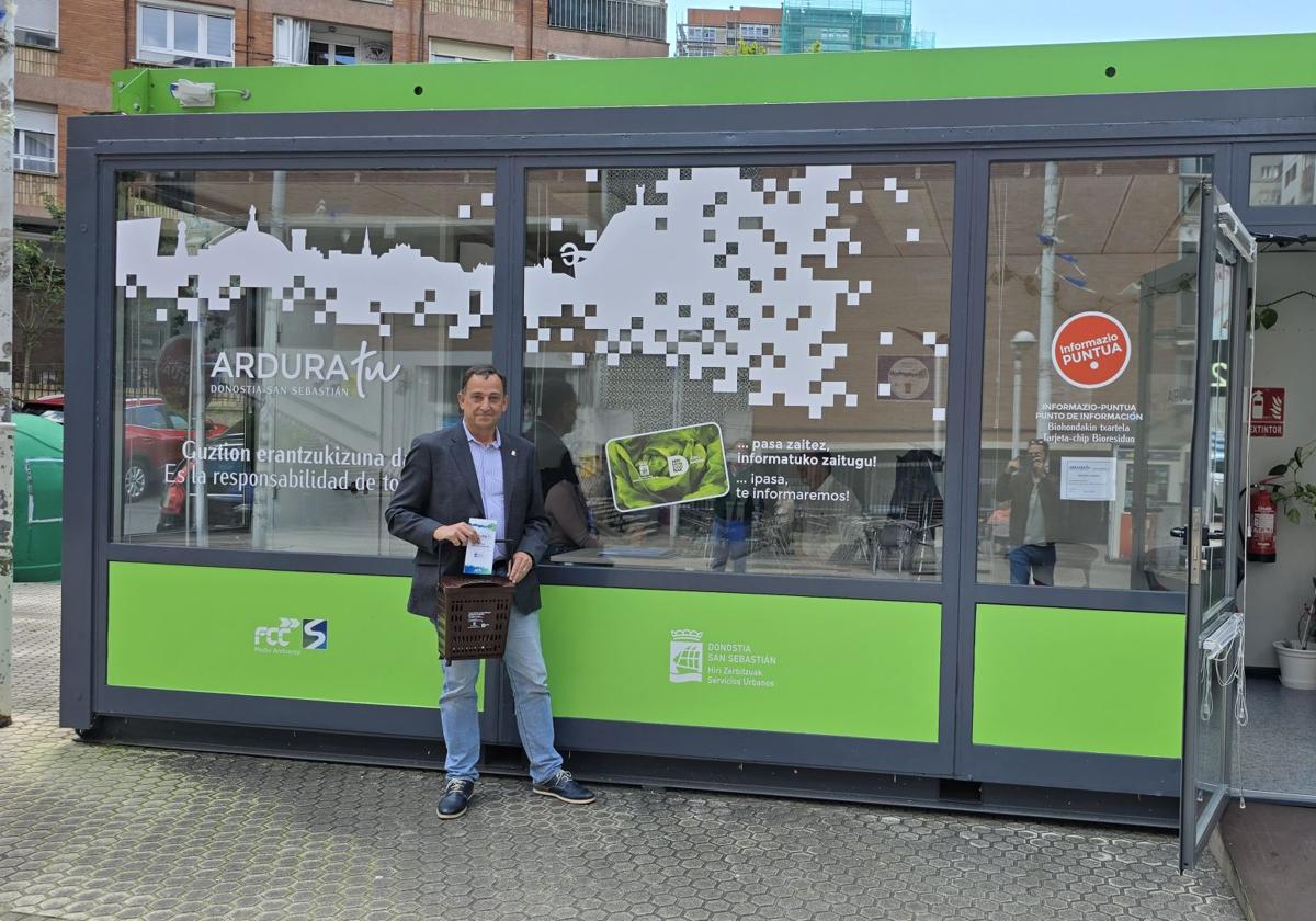 El concejal Carlos García, ayer ante la oficina móvil, ahora instalada en Altza.