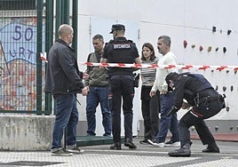 Entrada de la ikastola donde se desprendió el portón, atrapando a los dos menores.