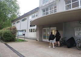 Exterior del polideportivo de Bidebieta en Donostia donde sucedieron los hechos.