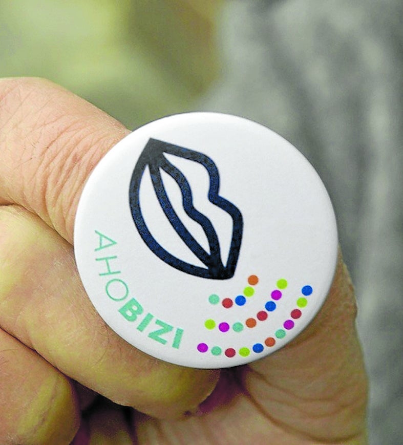 Euskaraldiko txapak jasotzeko aukera izango da bihar frontoian.