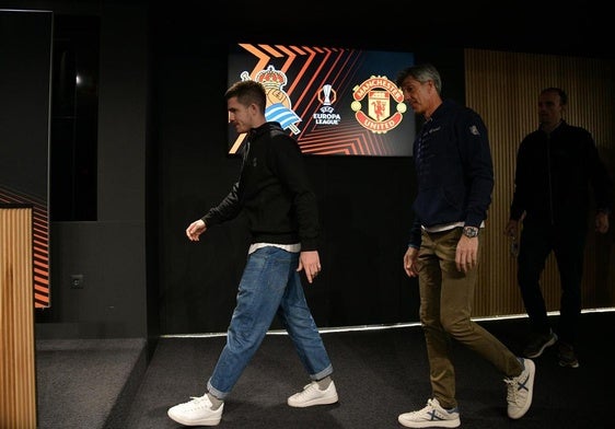 Zubeldia, junto a Imanol en la previa del encuentro de ida de los octavos de final frente al United