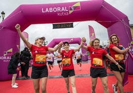 Cuatro participantes entran en meta en la pasada edición de la Carrera de empresas.