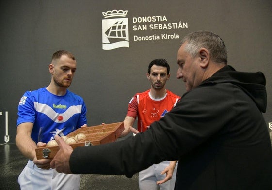 Unai Laso y Jokin Altuna junto al seleccionador de material Martin Alustiza, este martes en el Atano III.