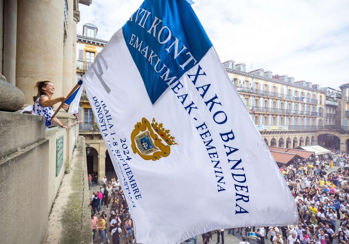 Las remeras de Arraun Lagunak ondean la Bandera de La Concha 2024 en la plaza de la Constitución.
