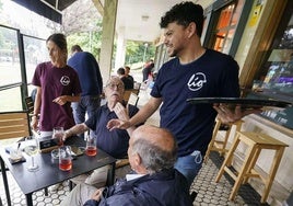 Un camarero sirve a unos clientes en la terraza de un bar en San Sebastián.