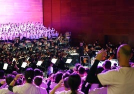 Integrantes de los coros infantiles, los músicos de Euskadiko Orkestra, los alumnos participantes en el proyecto y profesores, durante el concierto.
