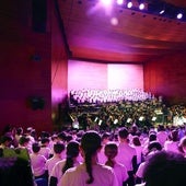 El coro infantil se repartió entre el escenario y el patio de butacas.