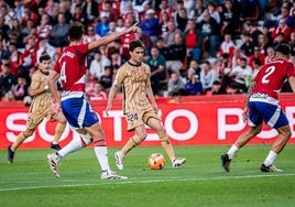 Javi Martínez busca abrir la defensa del Granada