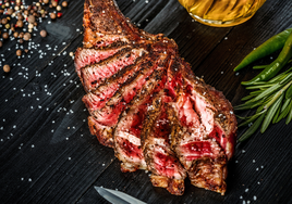El truco de un carnicero para conservar y cocinar el chuletón perfecto: «Solemos guardarlo tal cual y no es así»