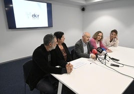 Kanaldude telebistako kideak, Joanmari Larrarte eta Zenbat Gara elkarteko kideak, agerraldian.