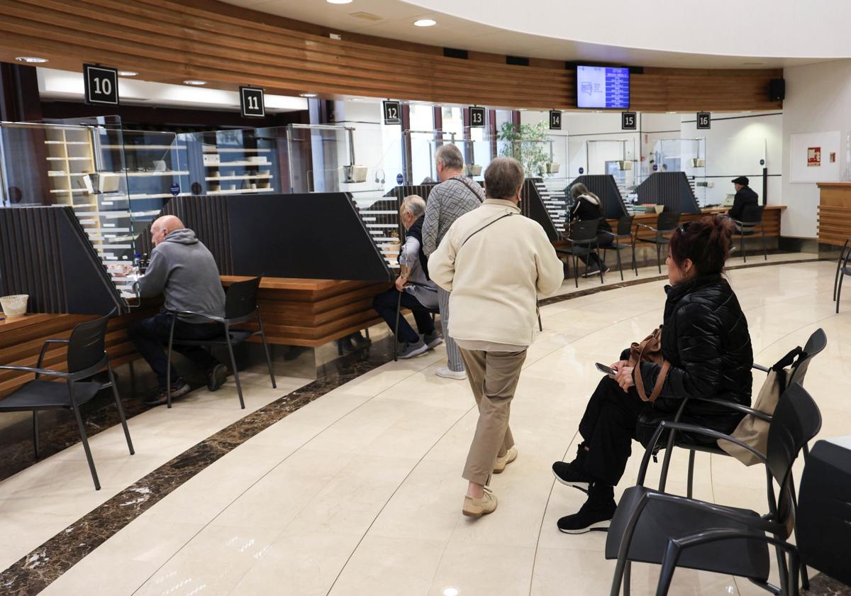 Contribuyentes realizan la declaración de la Renta en las oficinas de Errotaburu.